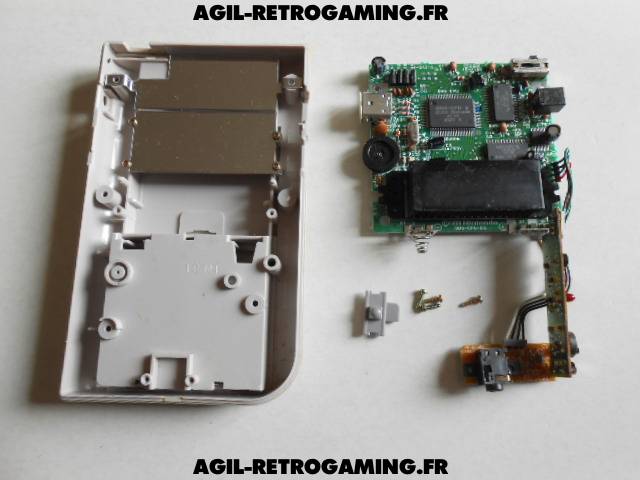 Démontage intégral d'une console Game Boy - Nintendo