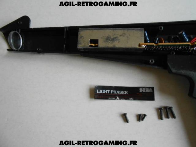 Ouverture d'un pistolet Sega (light gun) pour Master System