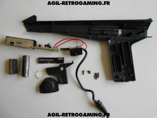 Contenu des pièces d'un pistolet Sega (light gun) pour Master System
